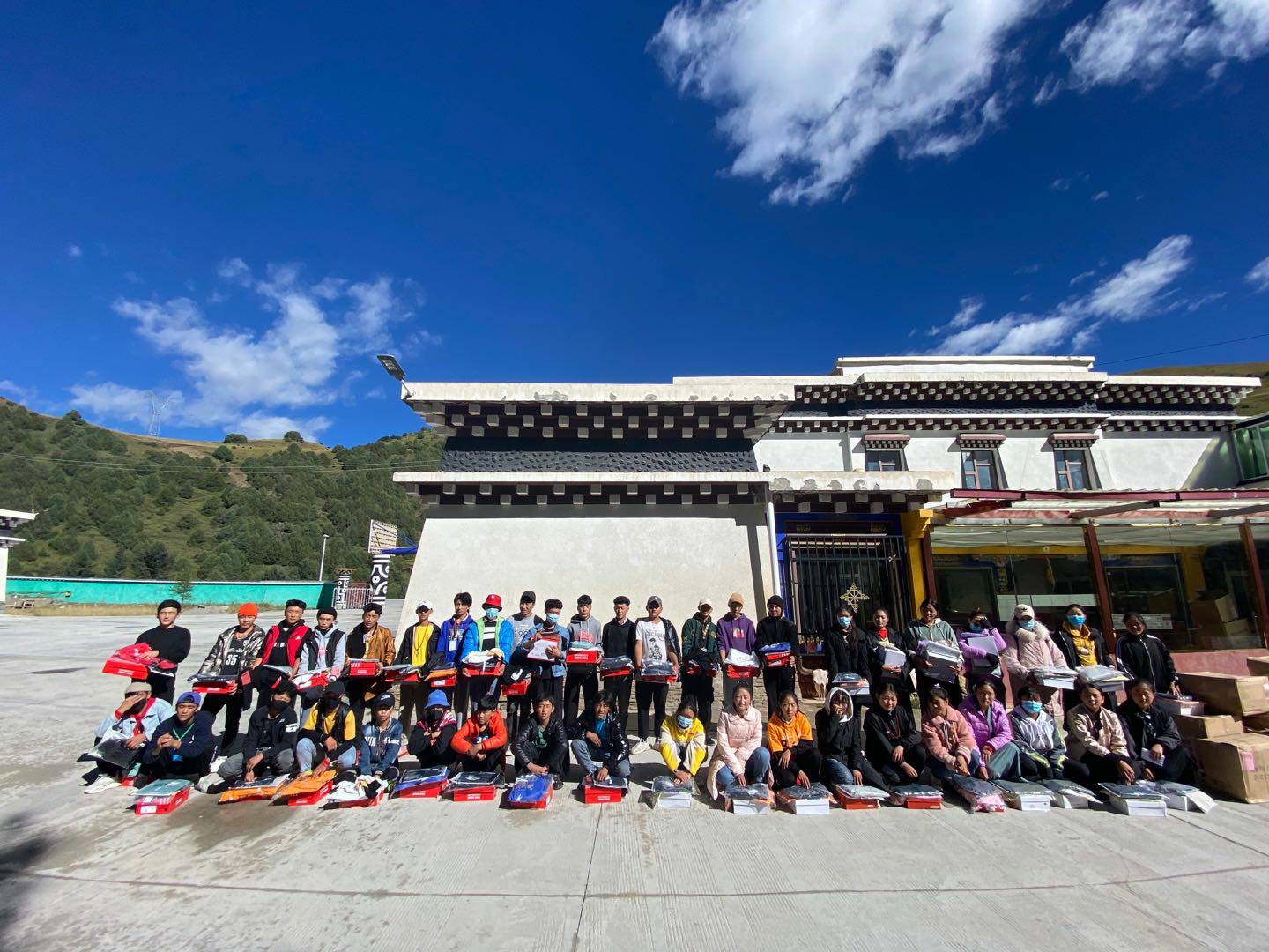 南宁许畅商务信息服务有限公司公益回顾丨家国同欢月同圆 温暖满载甘孜州(图8) 南宁许畅商务信息服务有限公司公益回顾丨家国同欢月同圆 温暖满载甘孜州(图8)